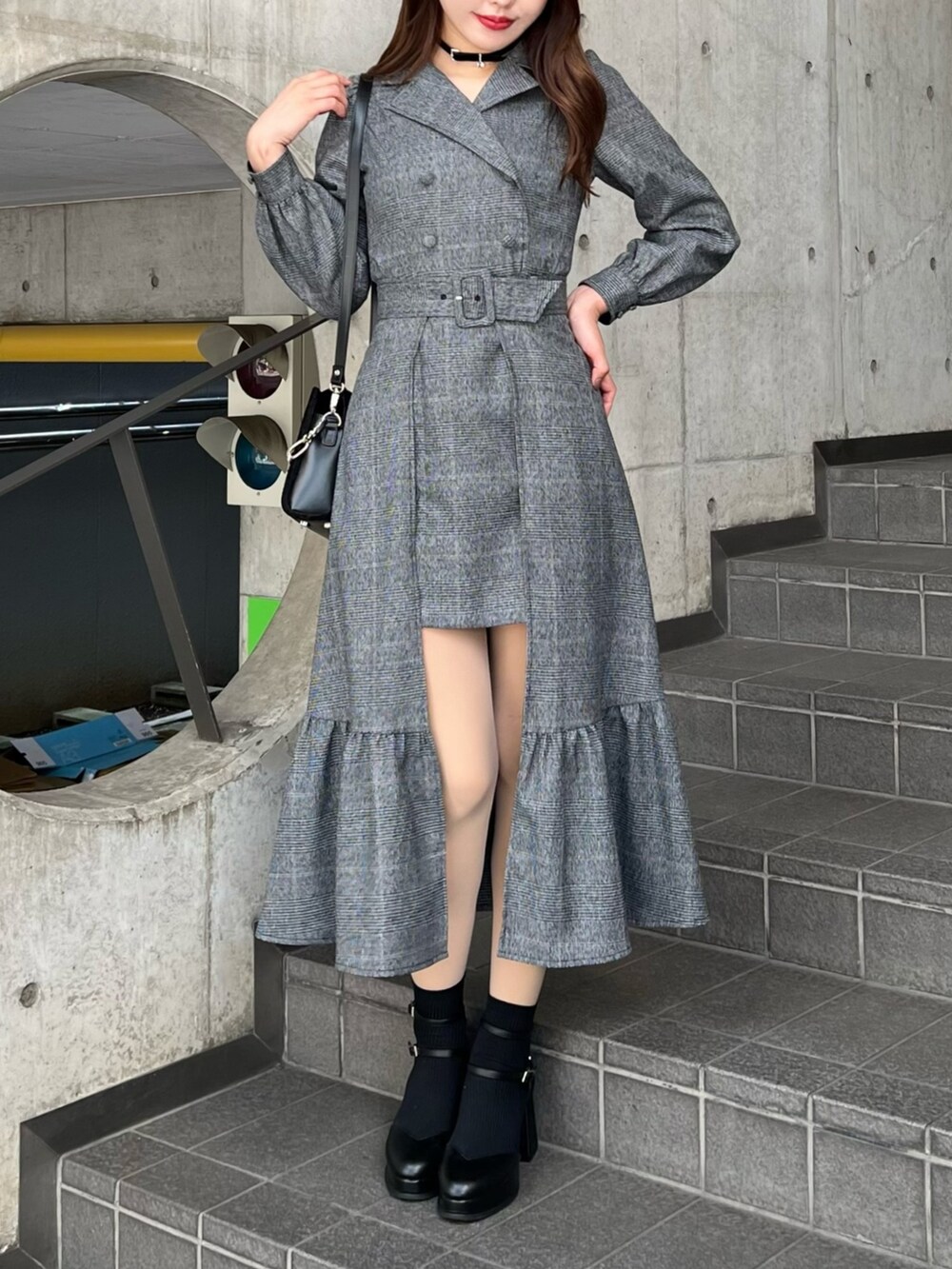 その他のワンピース、ブラック系のパンプス、ブラック系のショルダーバッグを着用したレディースの秋コーディネートの3枚目の写真