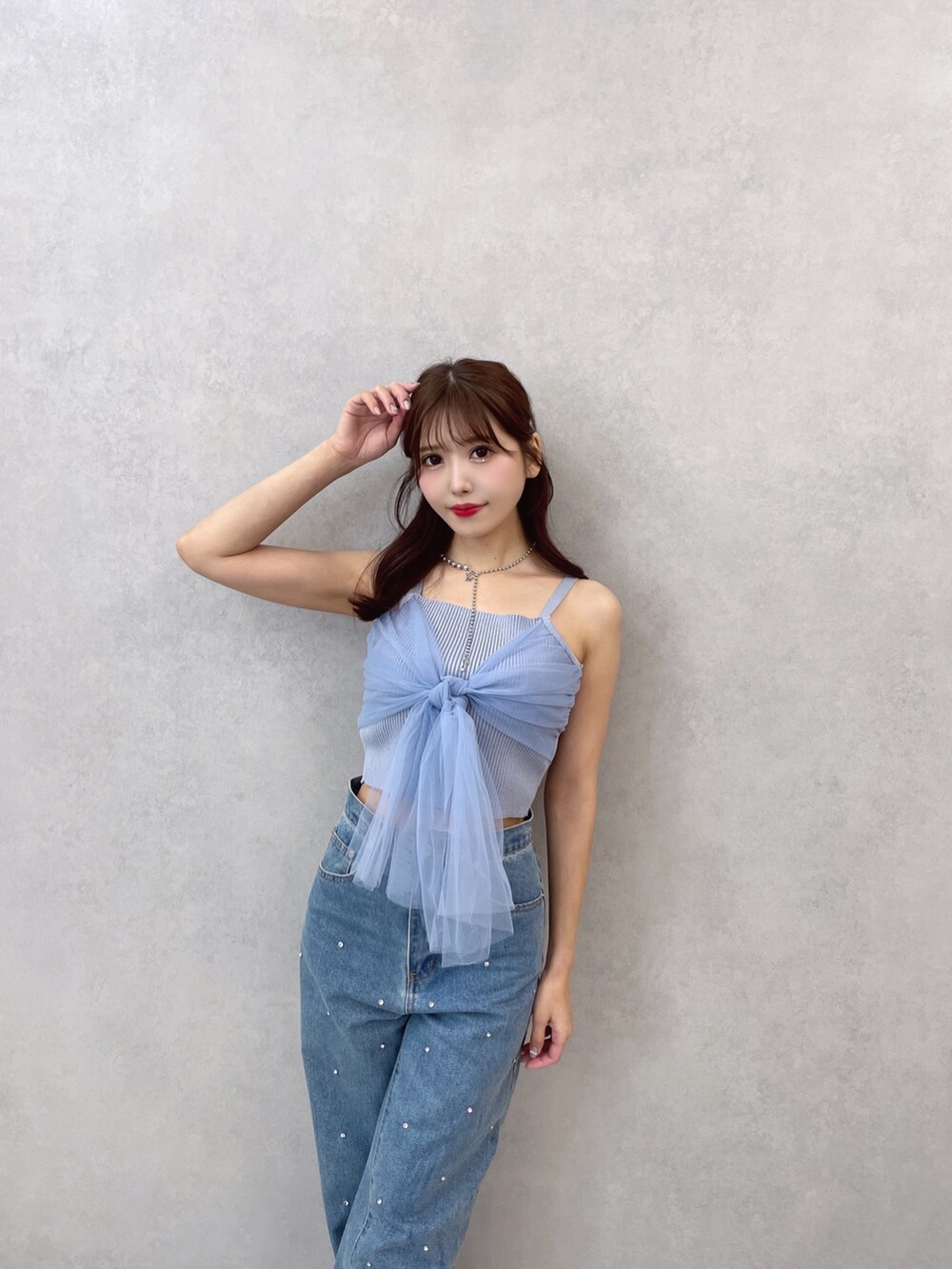 ブルー系のキャミソール、ブルー系のデニムパンツ、シルバー系のネックレスを着用したレディースの夏コーディネートの7枚目の写真