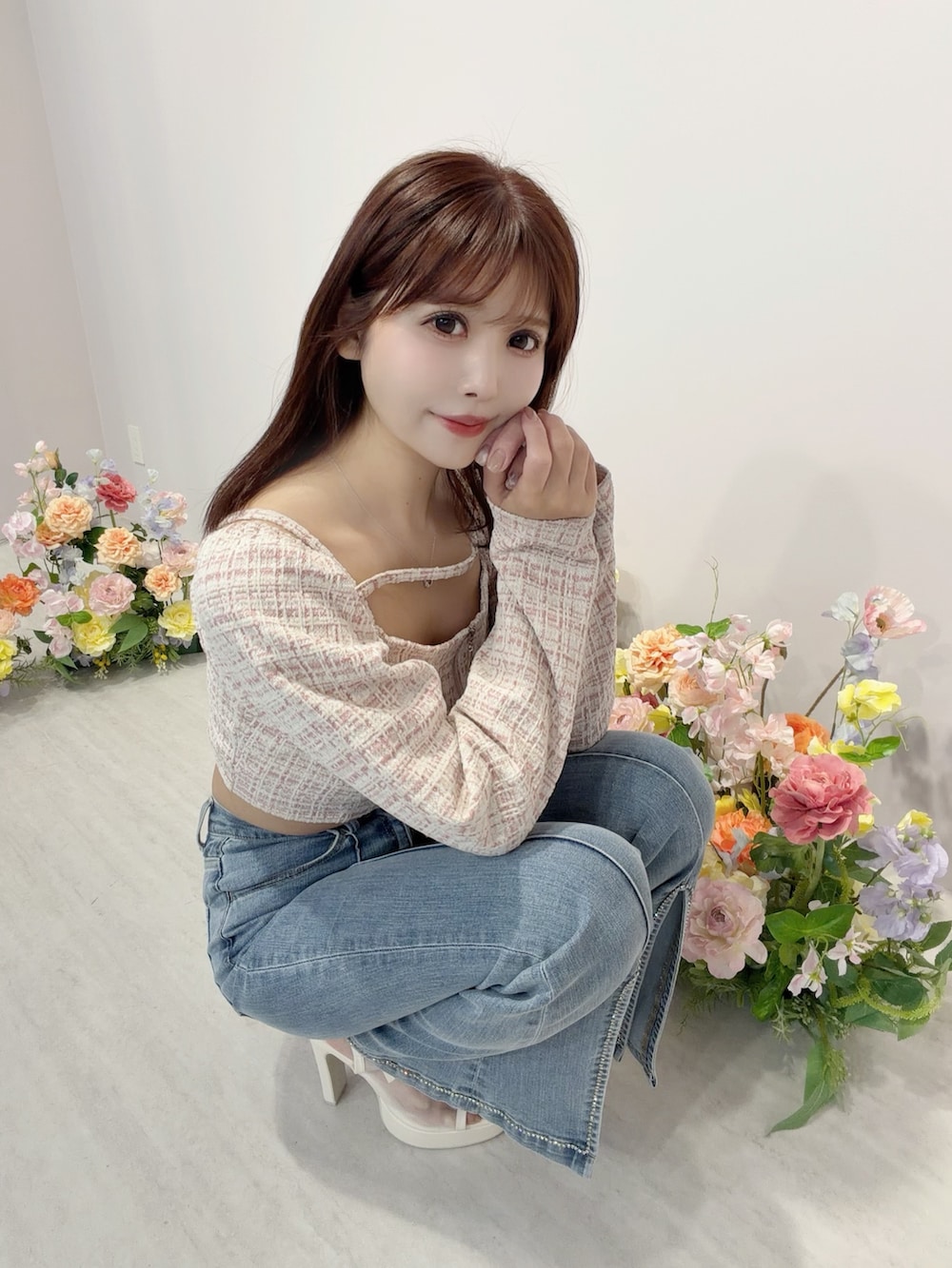 ブルー系のデニムパンツ、ホワイト系のバックパック/リュック、ホワイト系のサンダルを着用したレディースの冬コーディネートの5枚目の写真