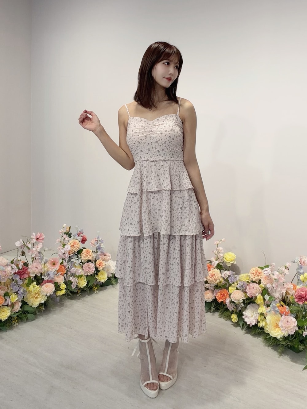 ピンク系のワンピース、ホワイト系のサンダルを着用したレディースの冬コーディネートの2枚目の写真