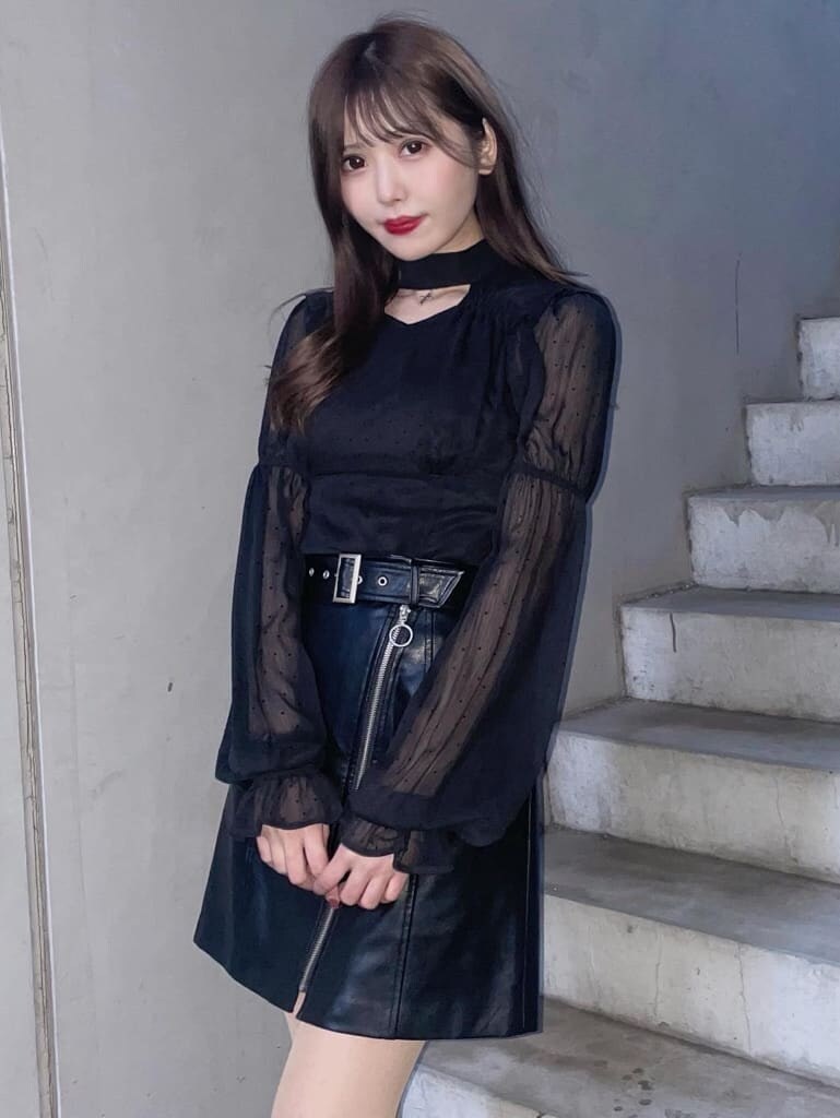 ホワイト系のトレンチコート、ブラック系のシャツ/ブラウス、ブラック系のスカートを着用したレディースの春コーディネートの3枚目の写真