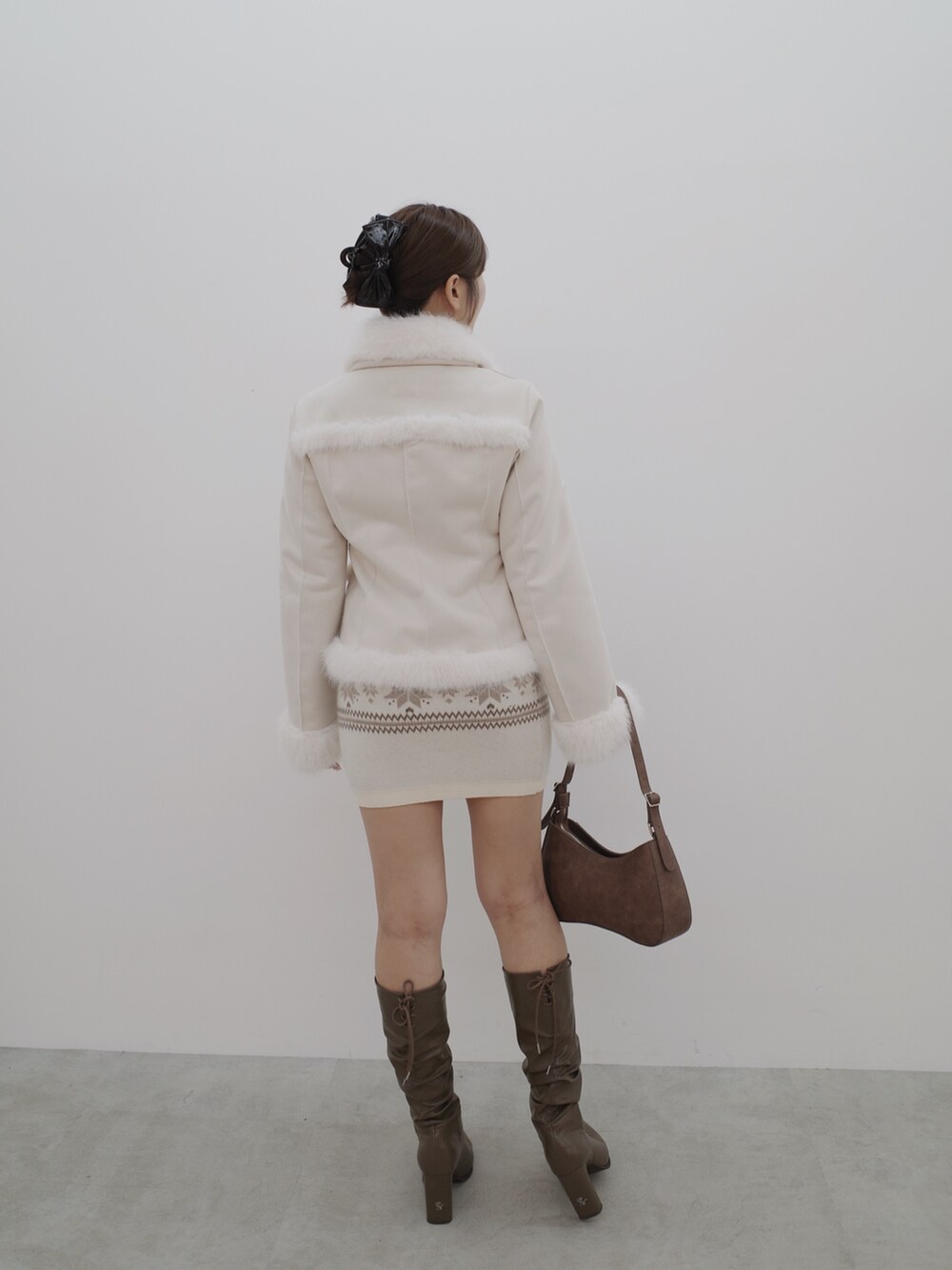 ホワイト系のブルゾン、ホワイト系のスカート、ブラウン系のショルダーバッグを着用したレディースの秋コーディネートの6枚目の写真