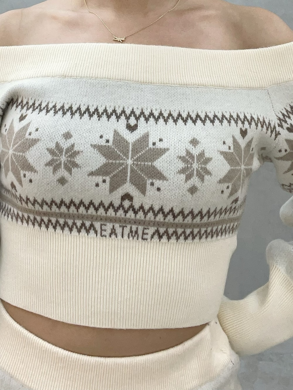 ホワイト系のニット/セーター、ホワイト系のスカート、ブラウン系のブーツを着用したレディースの秋コーディネートの7枚目の写真