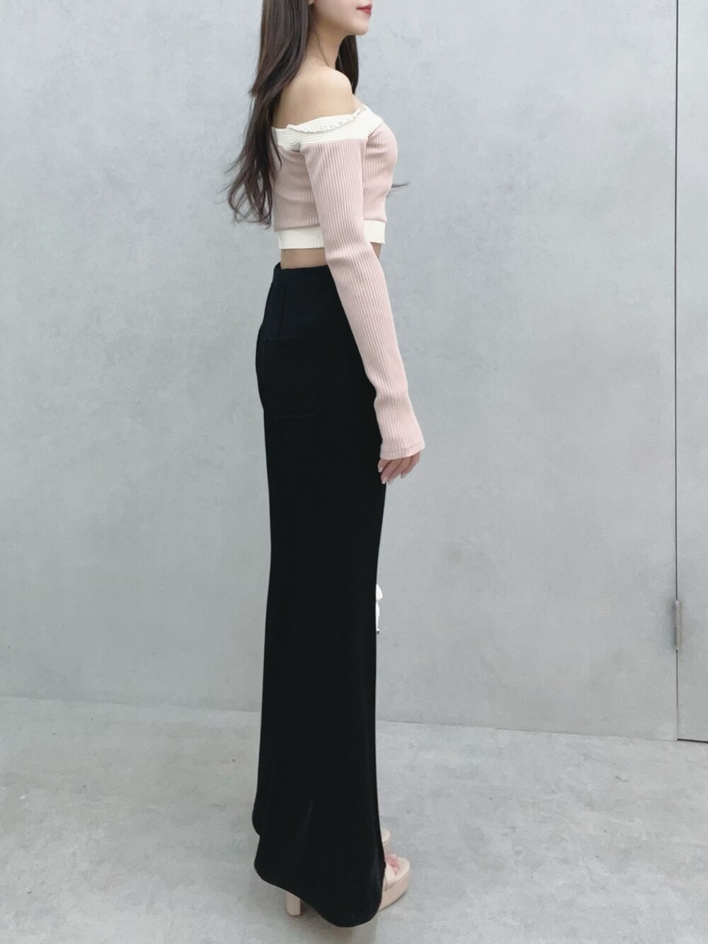 ピンク系のTシャツ/カットソー、ブラック系のその他パンツ、ホワイト系のバックパック/リュックを着用したレディースの冬コーディネートの3枚目の写真