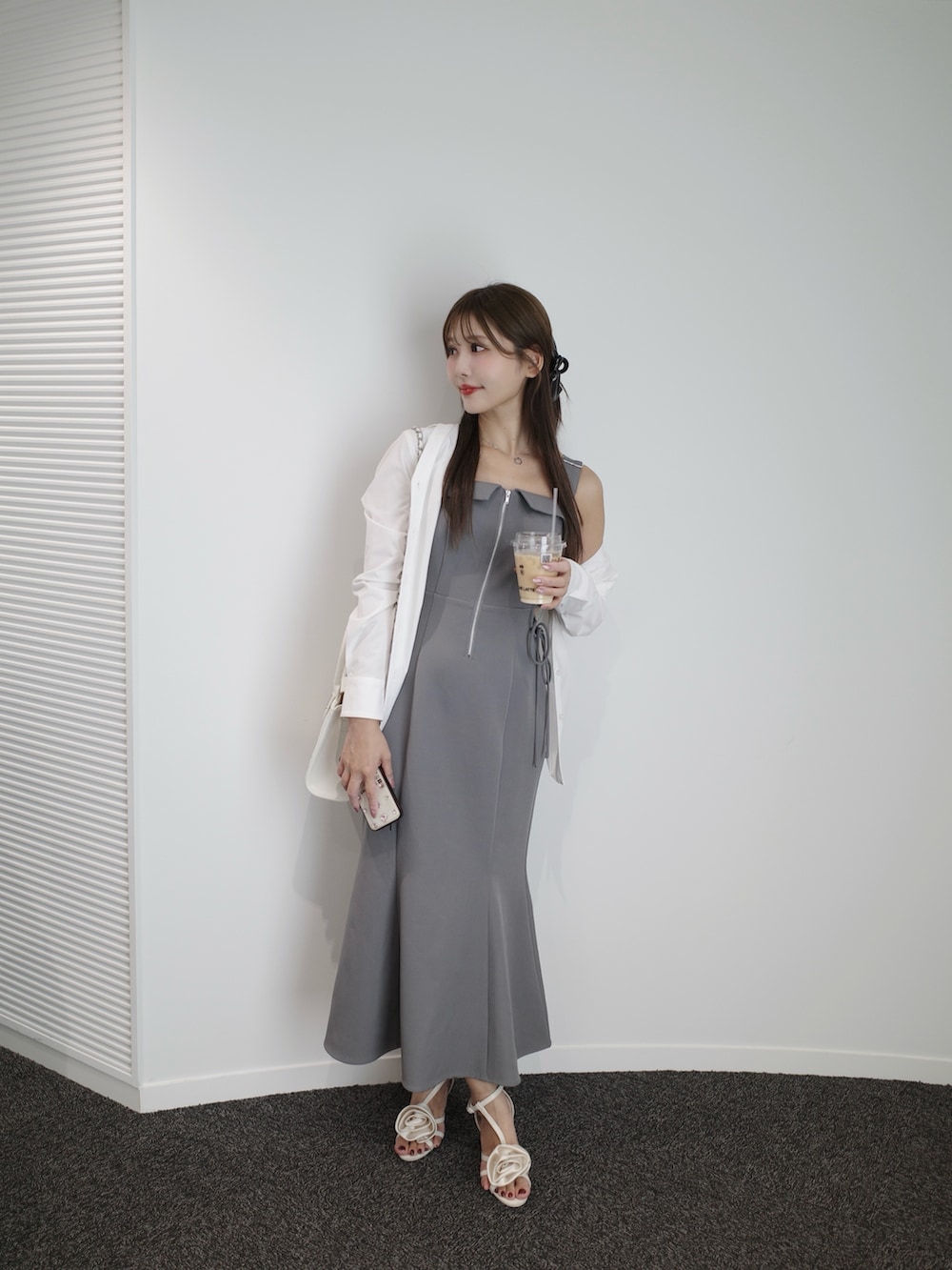 グレー系のワンピース、ホワイト系のサンダルを着用したレディースの夏コーディネートの7枚目の写真
