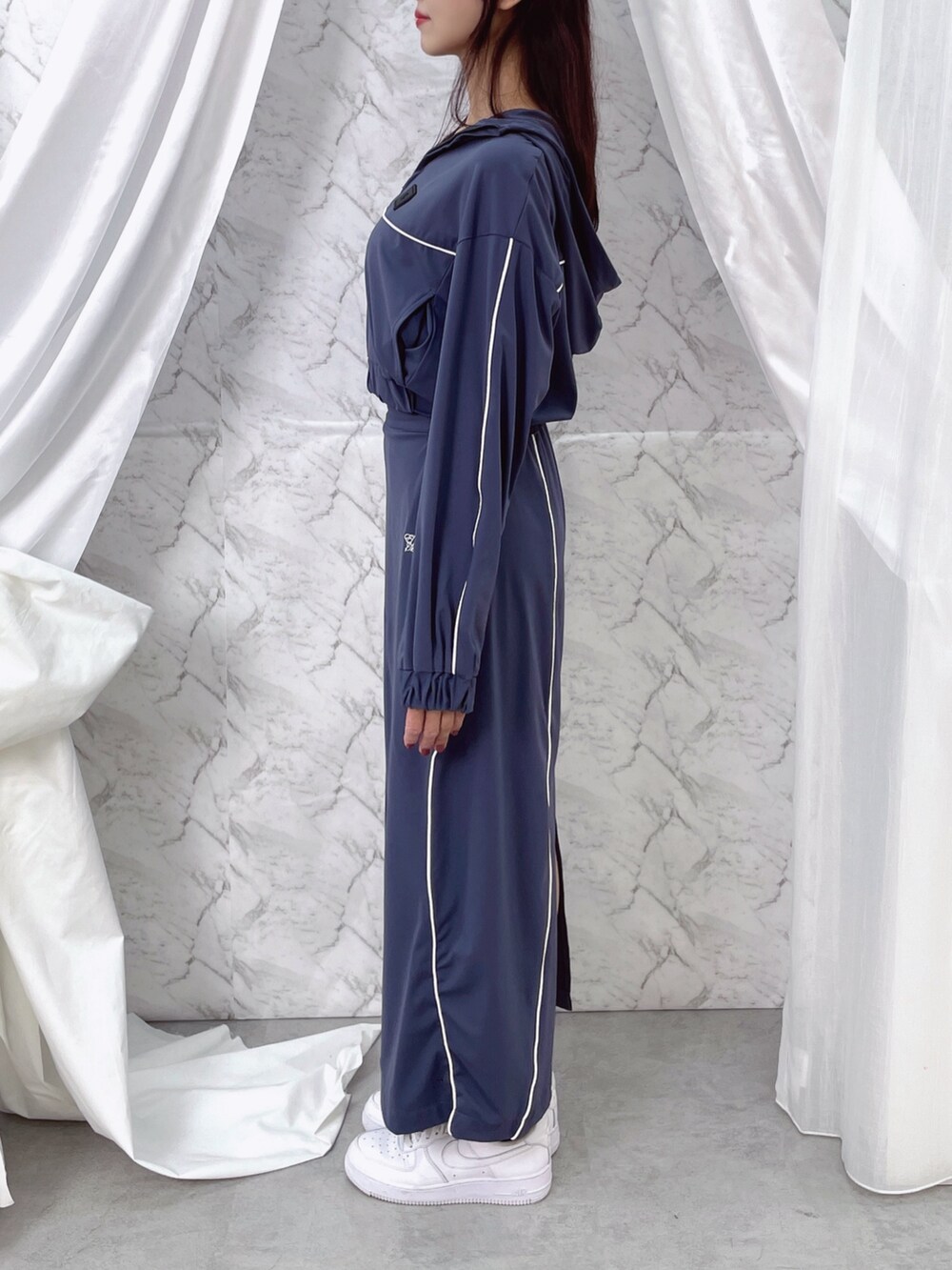 ブルー系のナイロンジャケット、ブルー系のスカートを着用したレディースの秋コーディネートの7枚目の写真