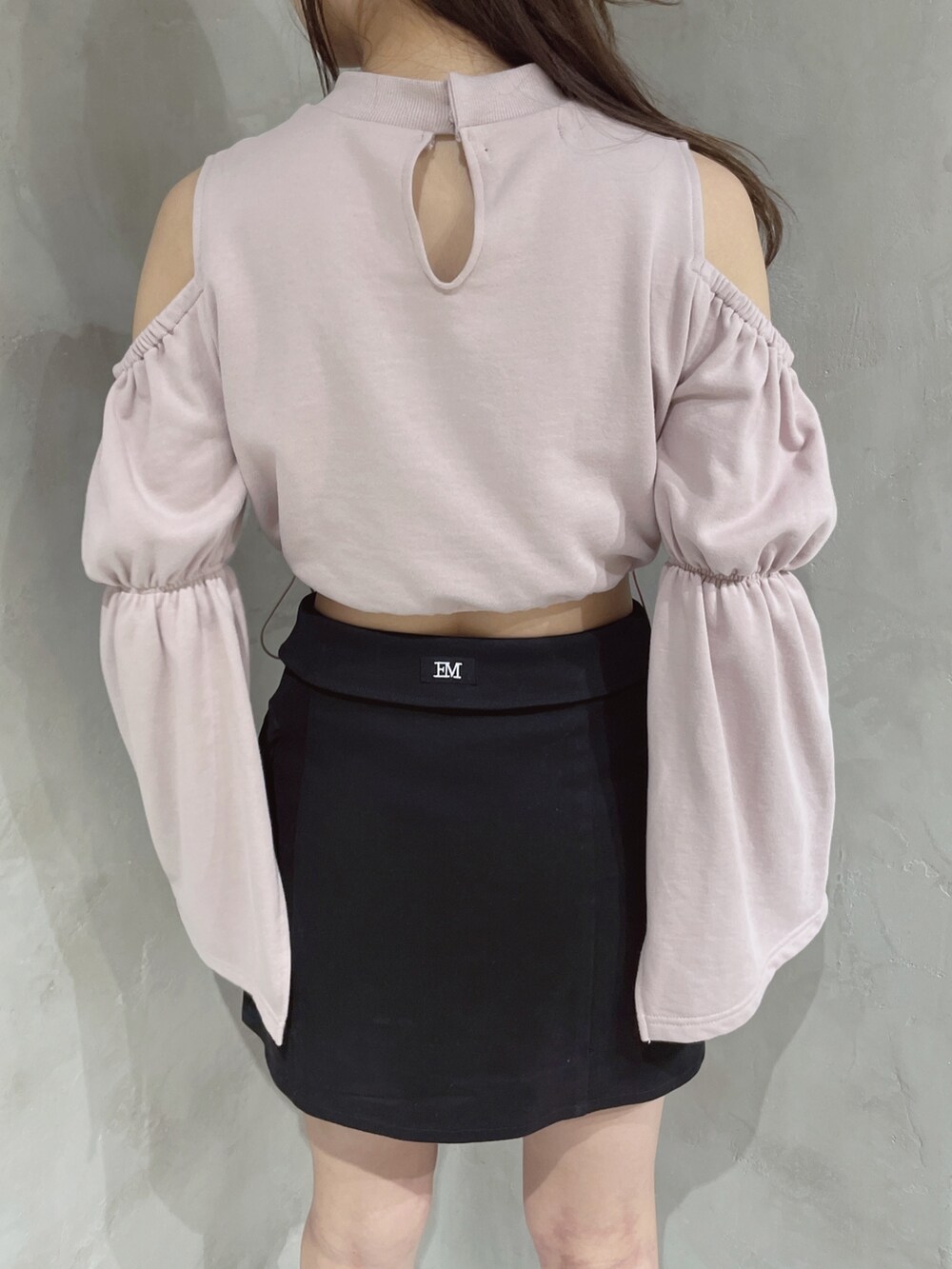 ピンク系のスウェット、ブラック系のスカートを着用したレディースの冬コーディネートの5枚目の写真