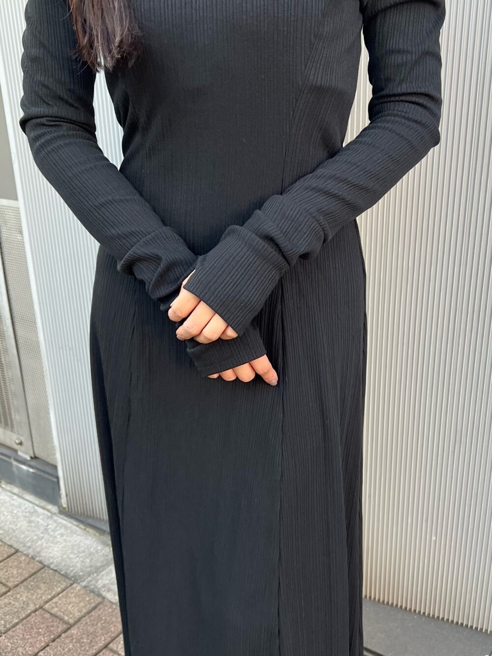 ブラック系のワンピース、ブラック系のパンプス、ホワイト系のチョーカーを着用したレディースの秋コーディネートの6枚目の写真