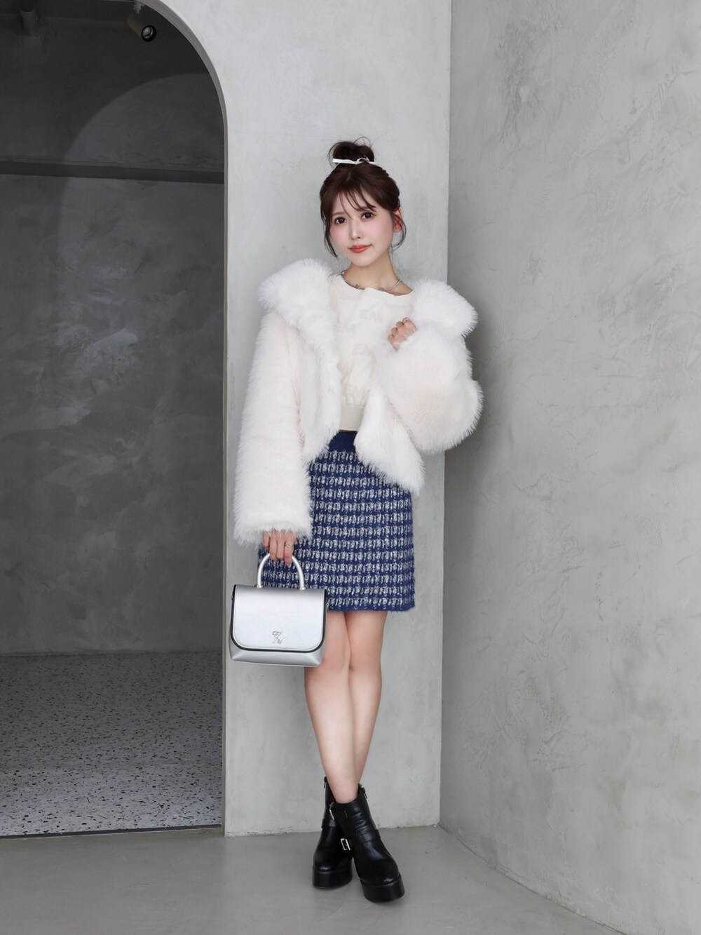 ホワイト系のその他アウター、ホワイト系のニット/セーター、ブルー系のスカートを着用したレディースの秋コーディネートの2枚目の写真