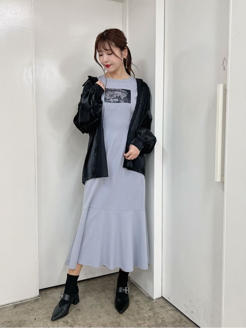 ブラック系のパンプス、ブルー系のワンピース、ブラック系のシャツ/ブラウスを着用したレディースの春コーディネートの2枚目の写真