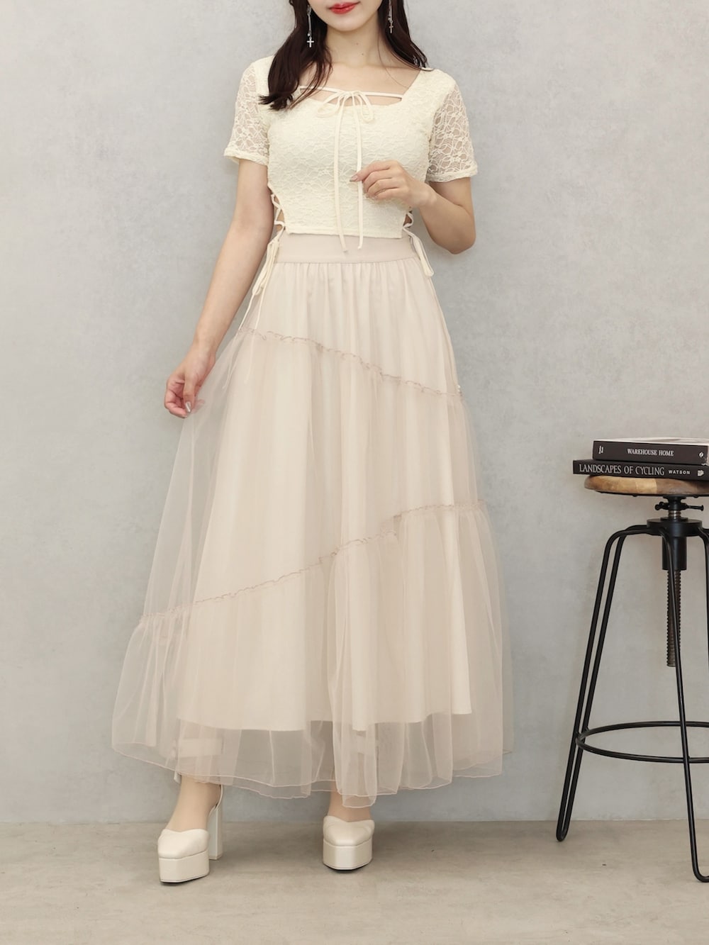 イエロー系のTシャツ/カットソー、ベージュ系のスカート、シルバー系のピアス（両耳用）を着用したレディースの夏コーディネートの2枚目の写真