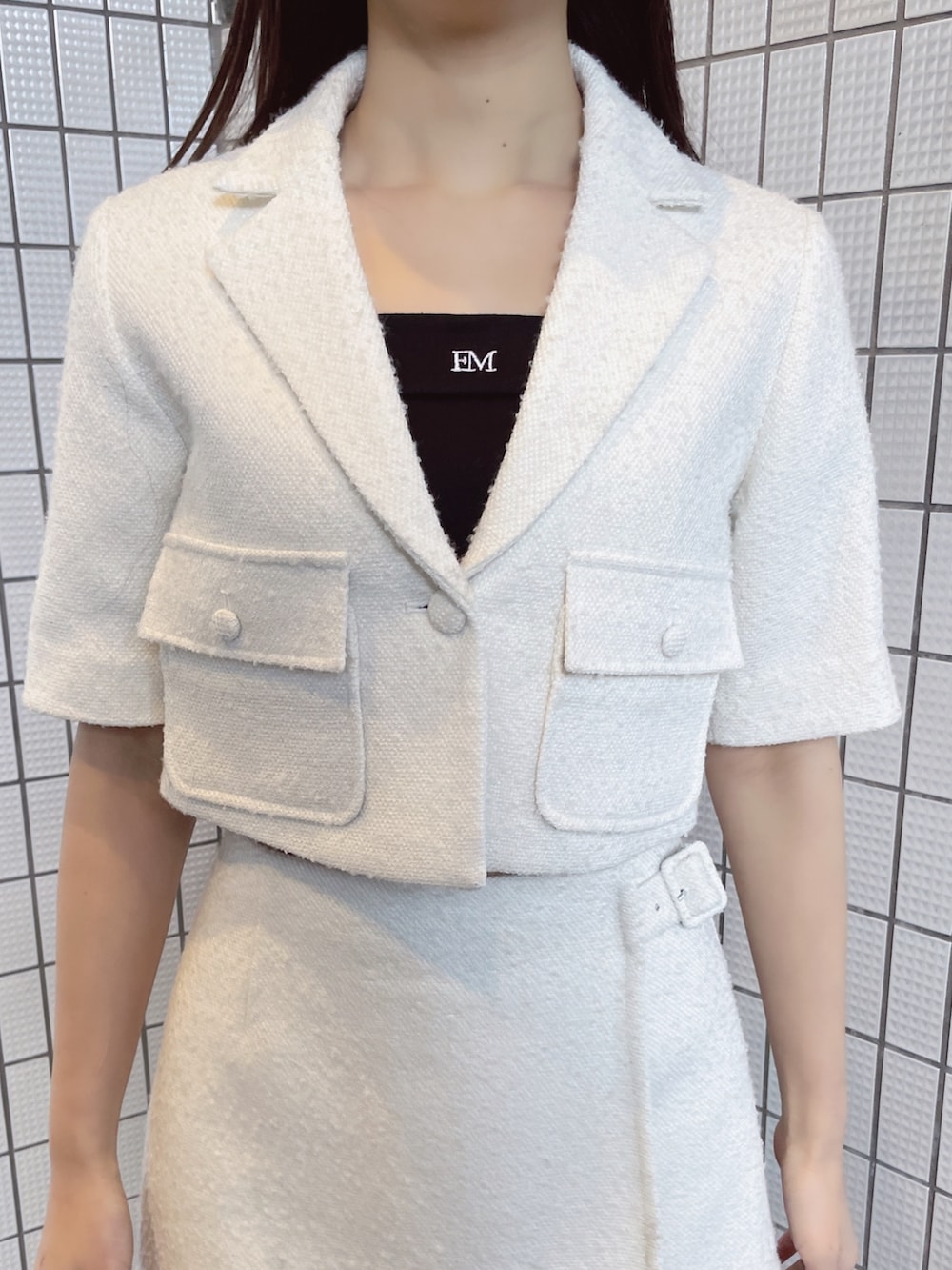 ホワイト系のその他パンツ、ブラック系のキャミソール、ホワイト系のテーラードジャケットを着用したレディースの春コーディネートの5枚目の写真