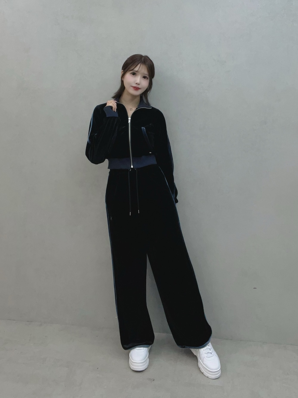 ブラック系のブルゾン、ブラック系のその他パンツ、ホワイト系のスニーカーを着用したレディースの秋コーディネートの7枚目の写真