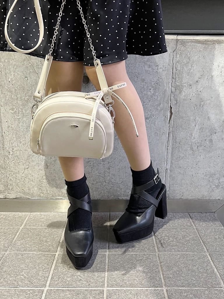 その他のワンピース、ベージュ系のショルダーバッグ、ブラック系のサンダルを着用したレディースの春コーディネートの5枚目の写真