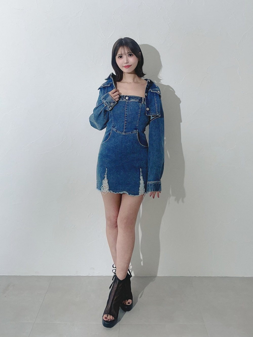 ブラック系のサンダル、ブルー系のワンピースを着用したレディースの春コーディネートの2枚目の写真