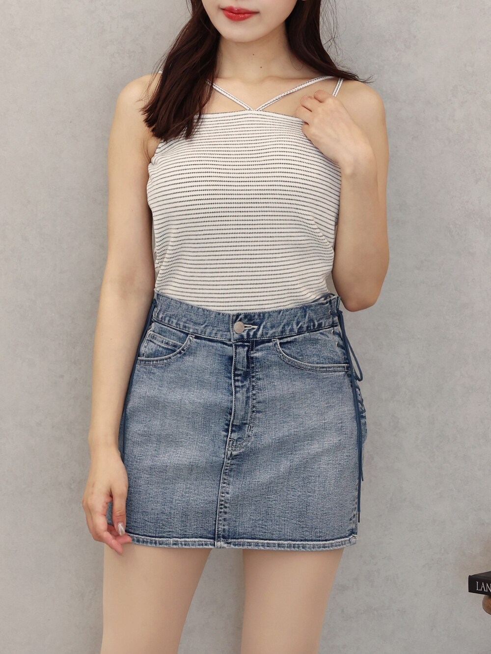 その他のTシャツ/カットソー、ブルー系のデニムスカートを着用したレディースの夏コーディネートの3枚目の写真