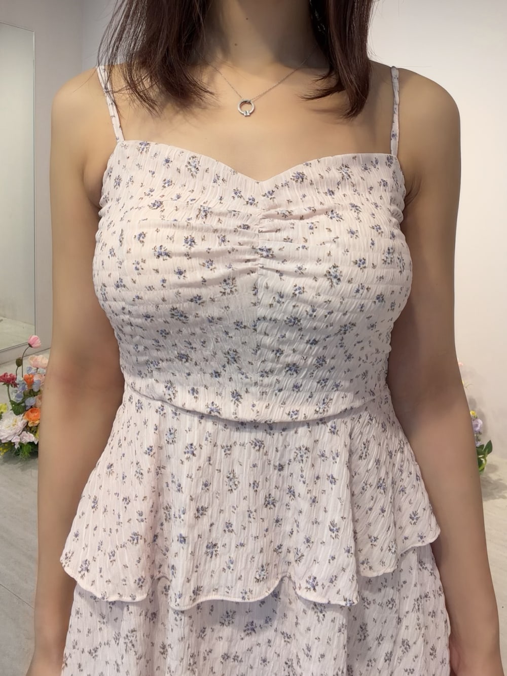 ピンク系のワンピース、ホワイト系のサンダルを着用したレディースの冬コーディネートの6枚目の写真