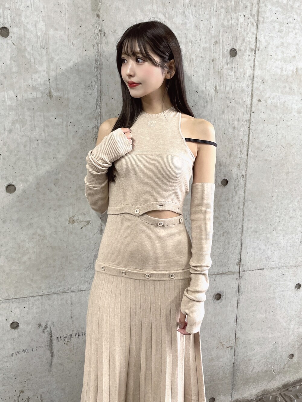 ベージュ系のワンピース、ブラック系のパンプスを着用したレディースの秋コーディネートの3枚目の写真