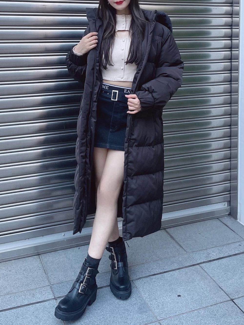 ブラック系のダウンジャケット/コート、その他のブーツ、ホワイト系のTシャツ/カットソーを着用したレディースの秋コーディネートの2枚目の写真