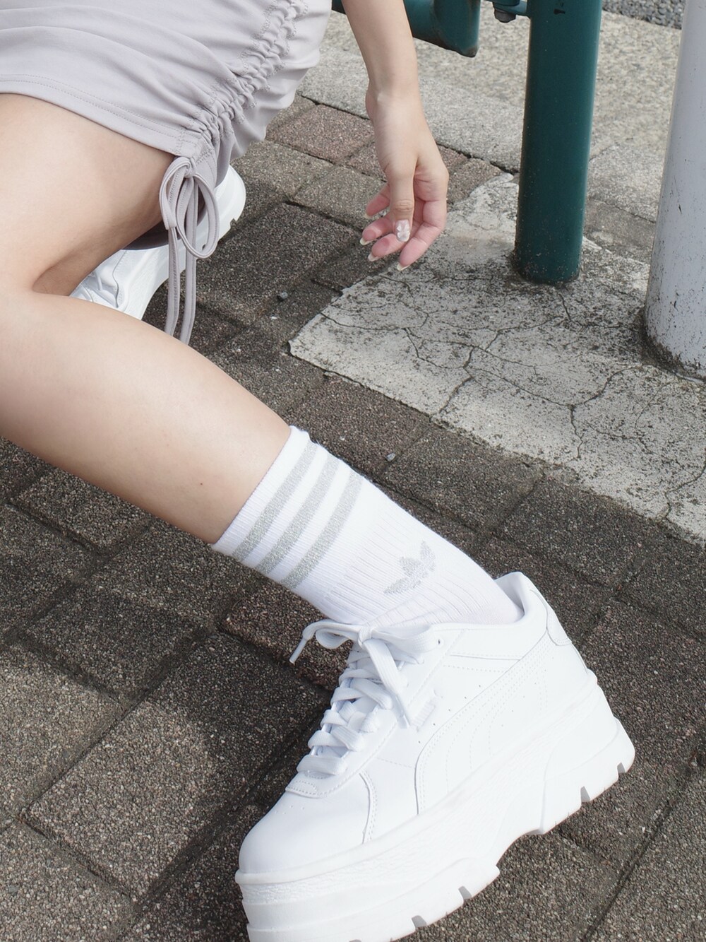 グレー系のワンピース、ホワイト系のスニーカー、イエロー系のボストンバッグを着用したレディースの夏コーディネートの5枚目の写真