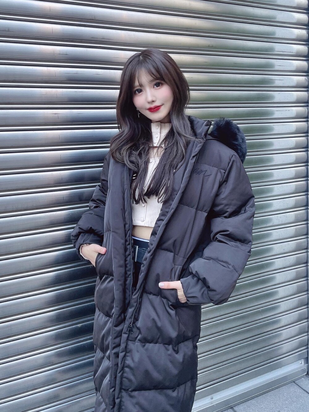 ブラック系のダウンジャケット/コート、その他のブーツ、ホワイト系のTシャツ/カットソーを着用したレディースの秋コーディネートの3枚目の写真