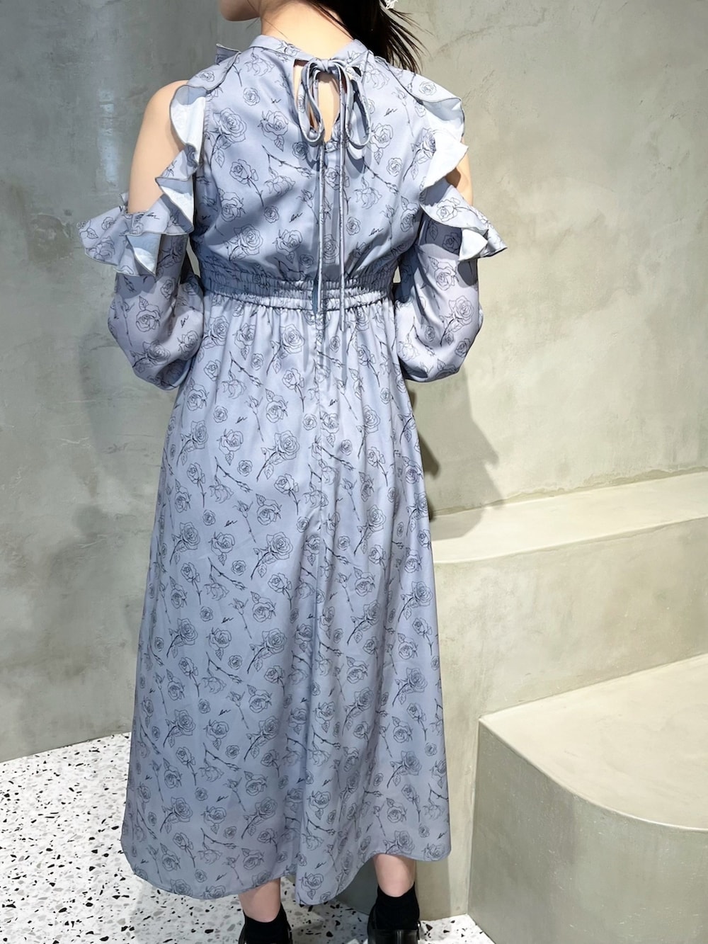 ブラック系のパンプス、ブルー系のワンピースを着用したレディースの冬コーディネートの6枚目の写真