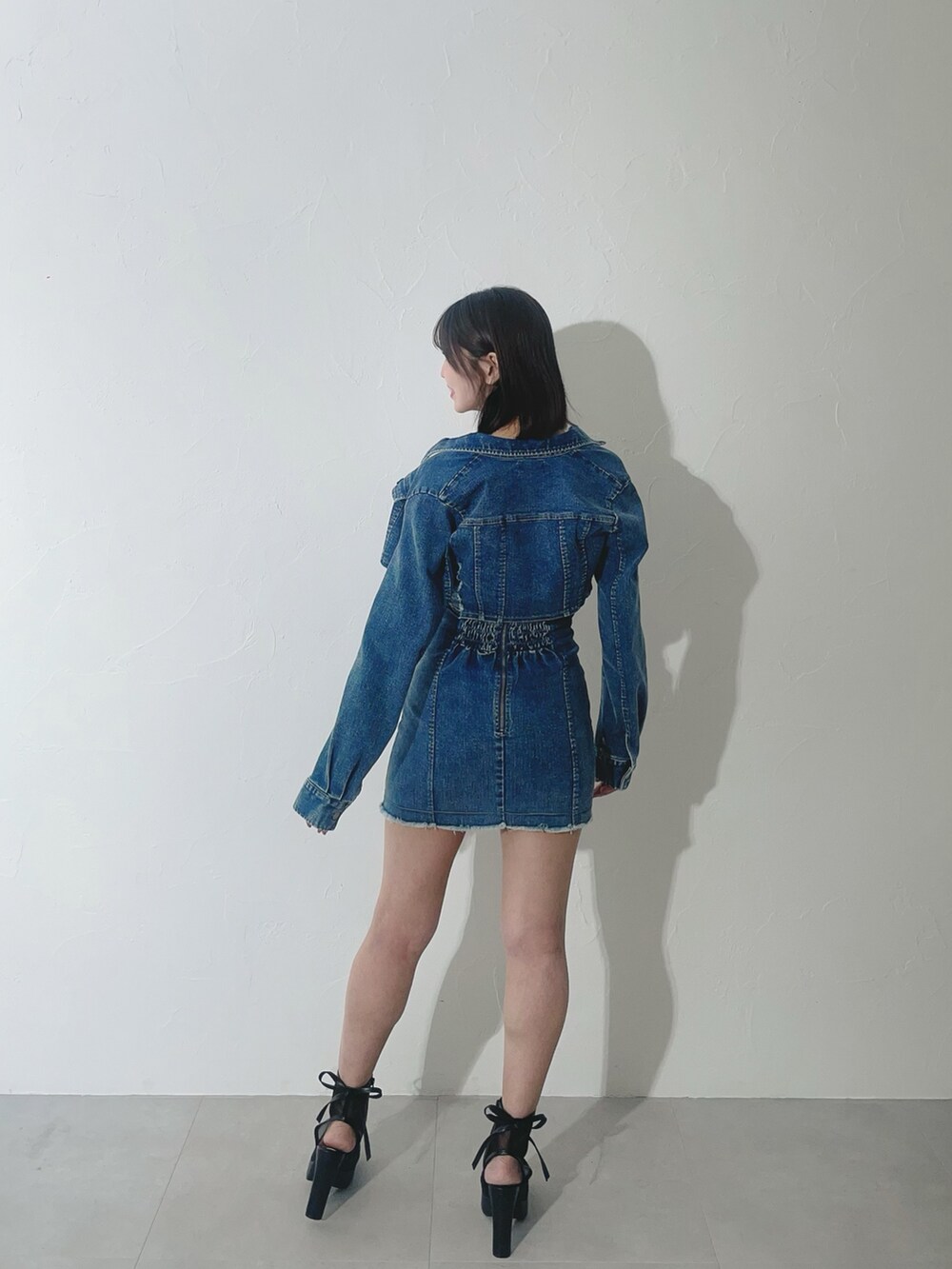 ブラック系のサンダル、ブルー系のワンピースを着用したレディースの春コーディネートの5枚目の写真