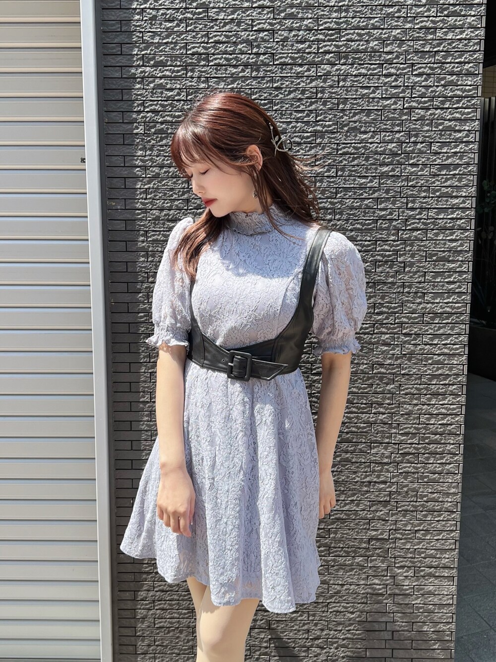 ブルー系のワンピース、ブラック系のサンダル、ブラック系のバレッタ/ヘアクリップを着用したレディースの春コーディネートの4枚目の写真