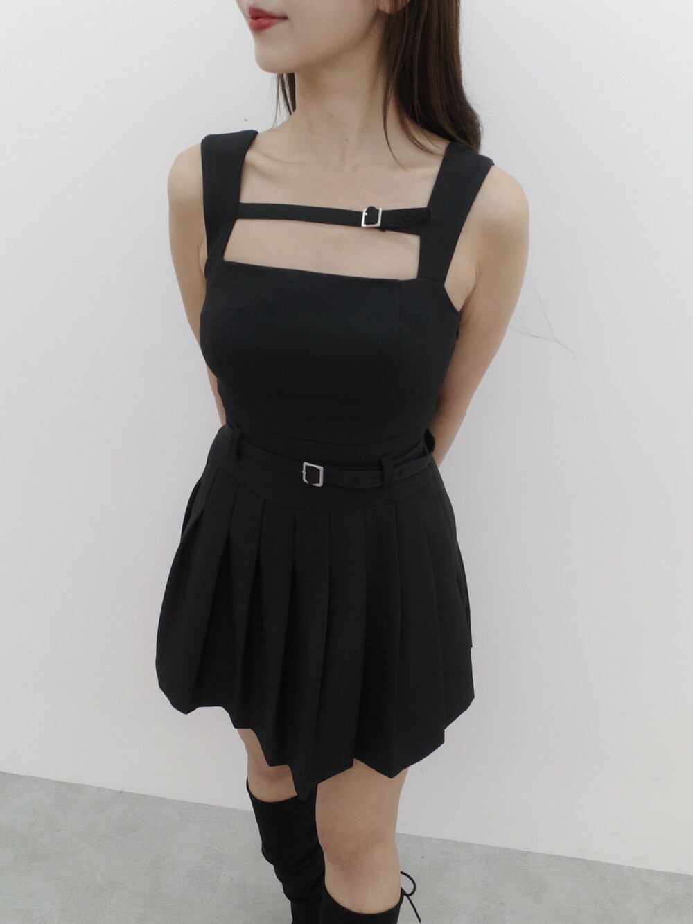 その他のブーツ、ブラック系のワンピースを着用したレディースの夏コーディネートの6枚目の写真