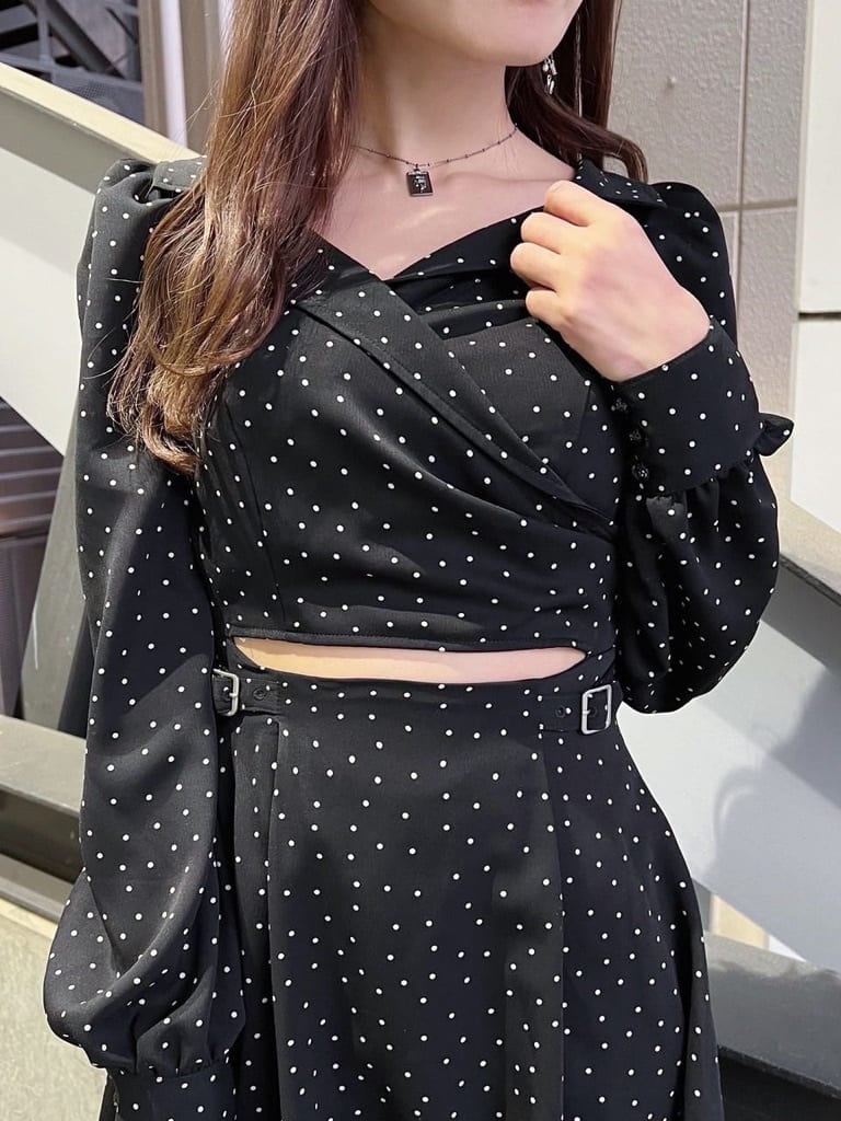 その他のワンピース、ベージュ系のショルダーバッグ、ブラック系のサンダルを着用したレディースの春コーディネートの3枚目の写真