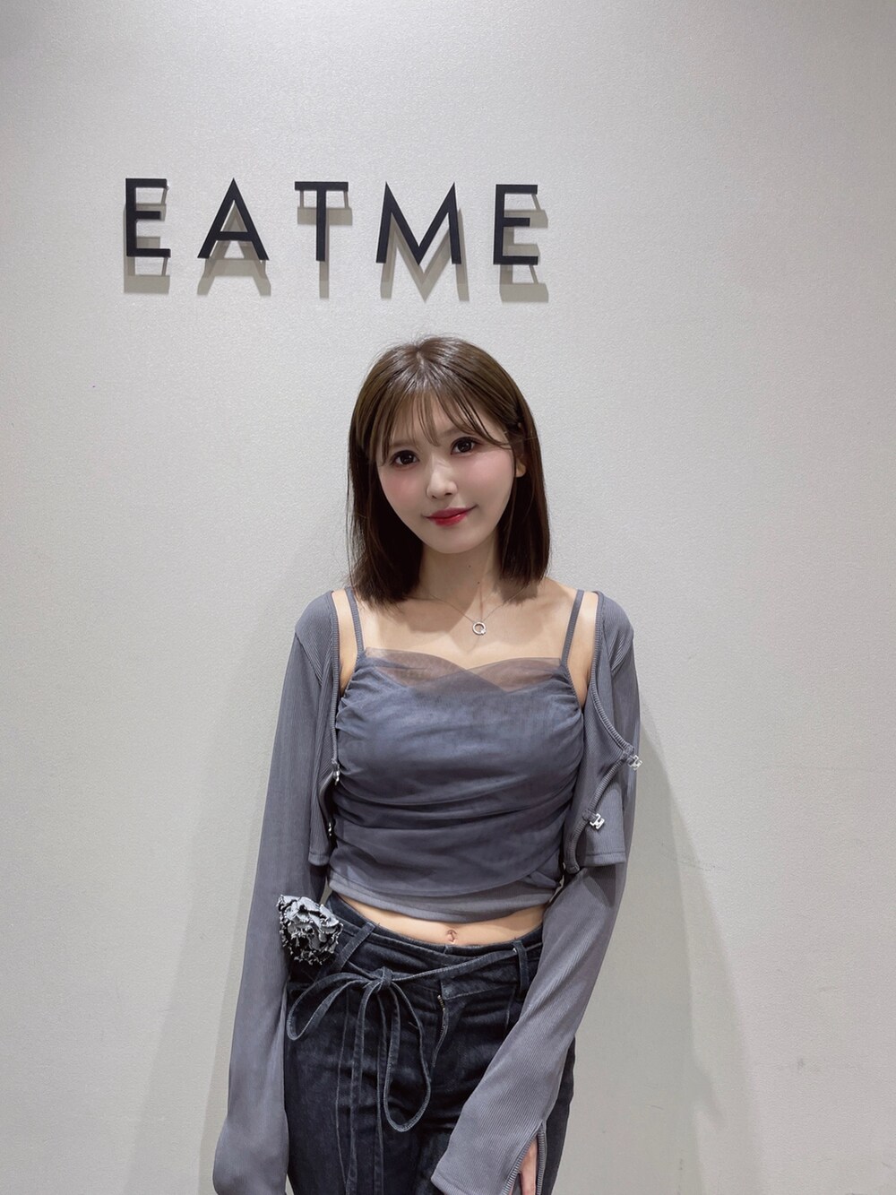 グレー系のTシャツ/カットソー、ブラック系のデニムパンツ、ブラック系のサンダルを着用したレディースの春コーディネートの7枚目の写真