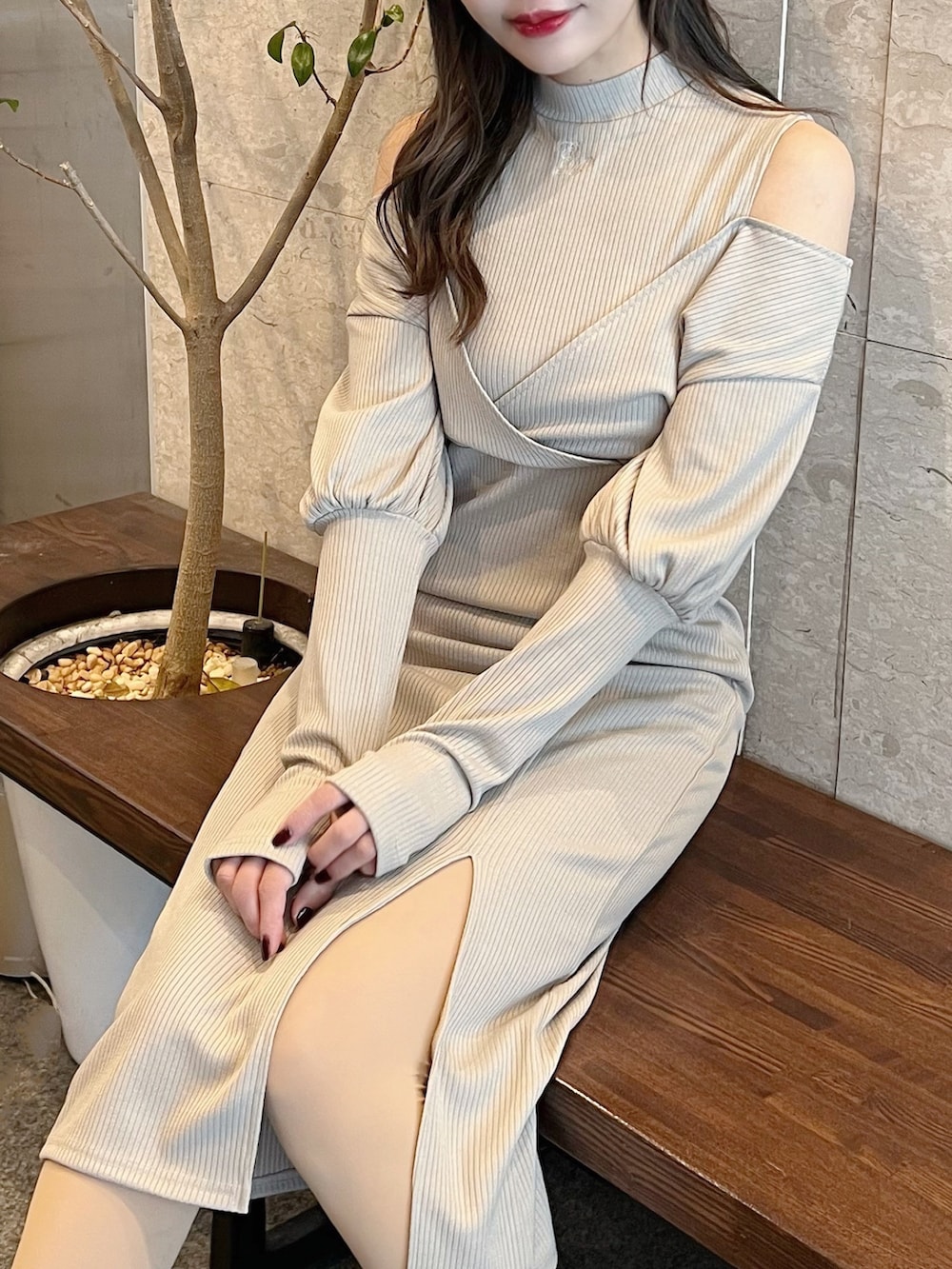 ベージュ系のワンピース、ブラック系のサンダルを着用したレディースの春コーディネートの3枚目の写真