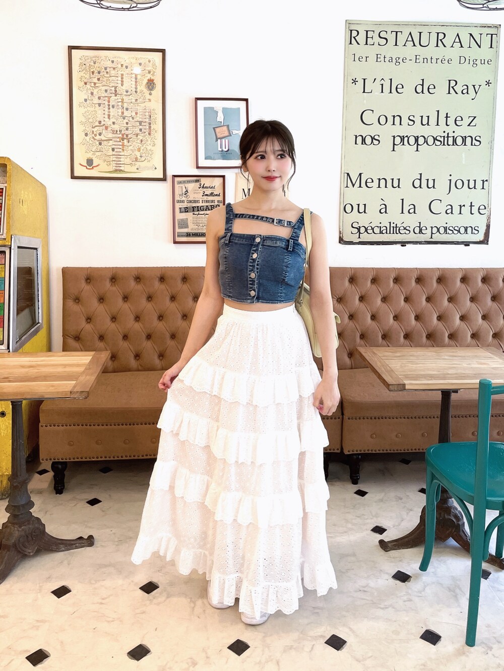 ホワイト系のスカート、イエロー系のボストンバッグ、ブルー系のキャミソールを着用したレディースの春コーディネートの3枚目の写真