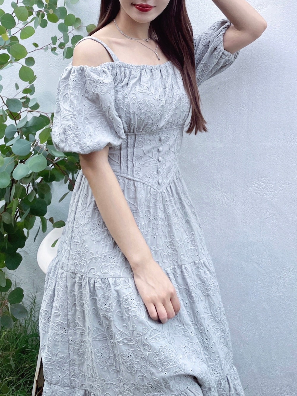 グリーン系のワンピース、ブラック系のパンプスを着用したレディースの春コーディネートの6枚目の写真