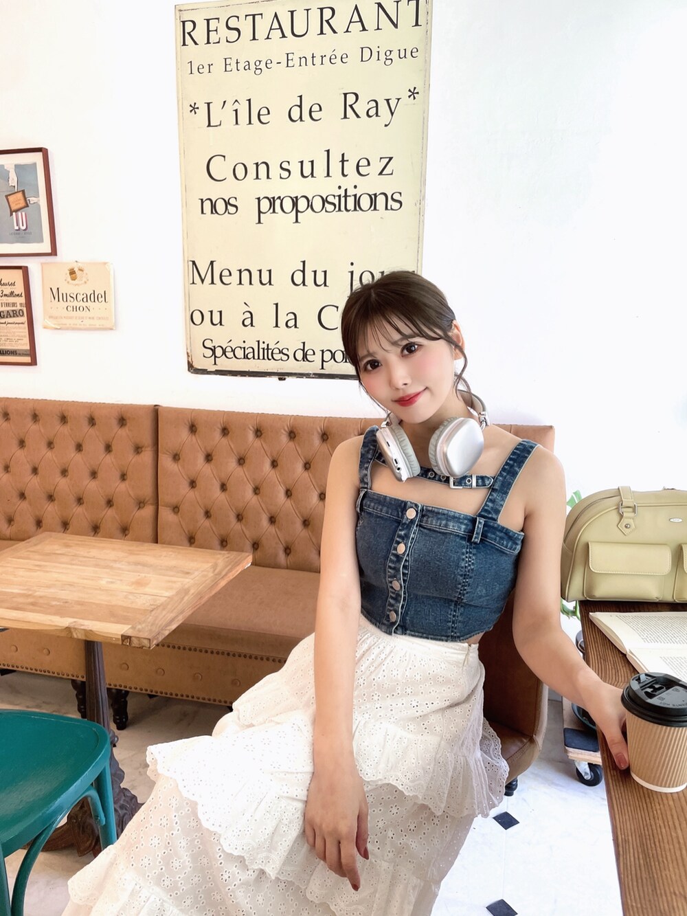 ホワイト系のスカート、イエロー系のボストンバッグ、ブルー系のキャミソールを着用したレディースの春コーディネートの5枚目の写真