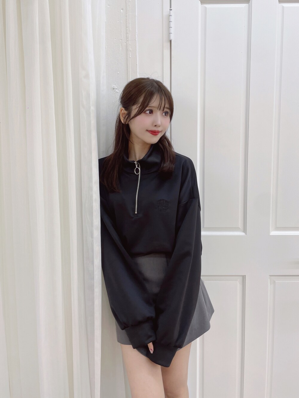 ブラック系のTシャツ/カットソーを着用したレディースの夏コーディネートの2枚目の写真