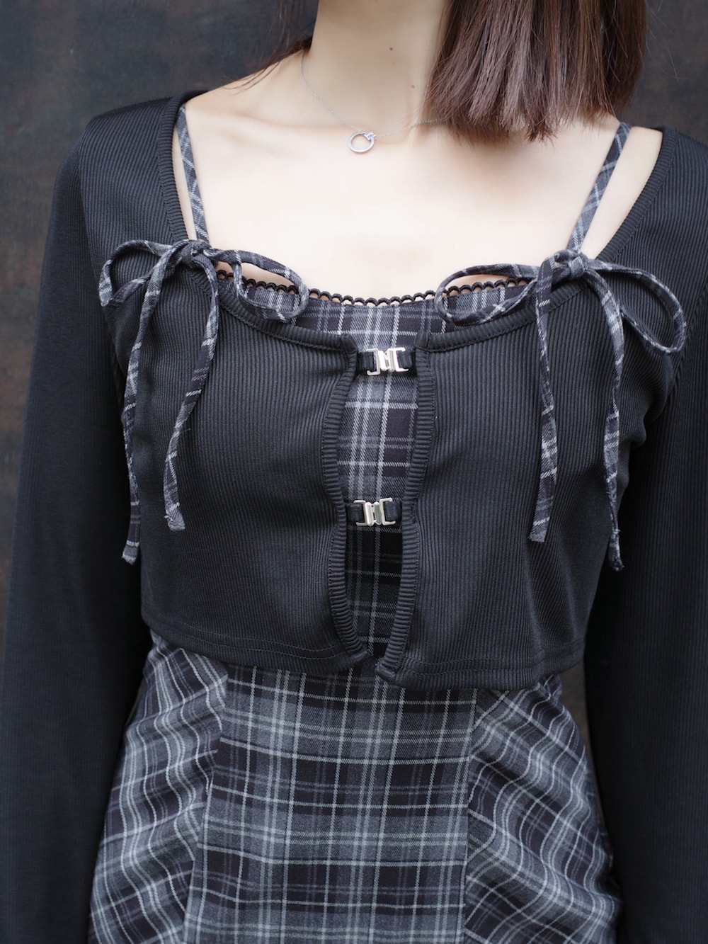 ブラック系のワンピース、ホワイト系のハンドバッグを着用したレディースの秋コーディネートの6枚目の写真