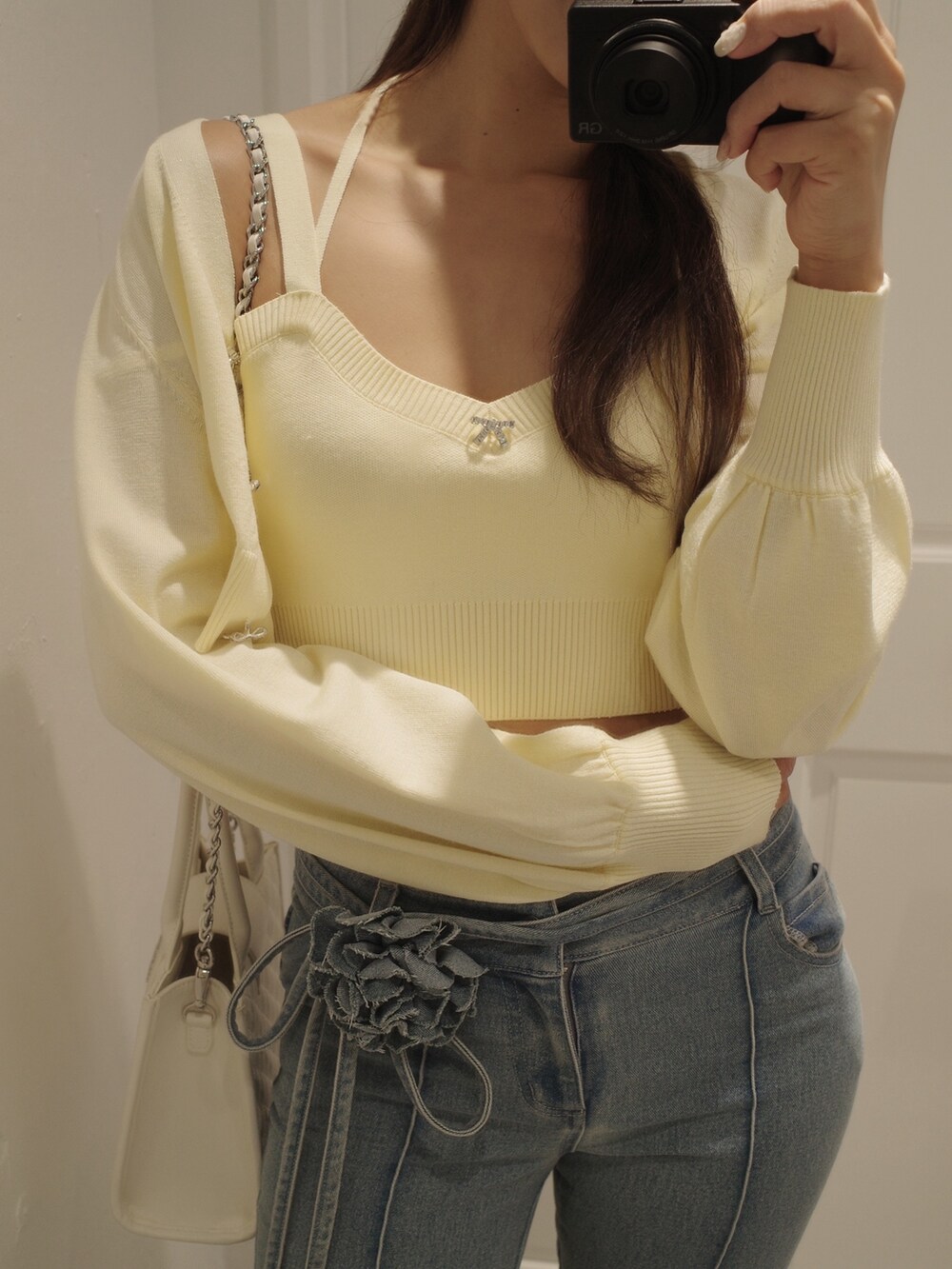 ブルー系のデニムパンツ、イエロー系のパンプス、イエロー系のニット/セーターを着用したレディースの夏コーディネートの4枚目の写真