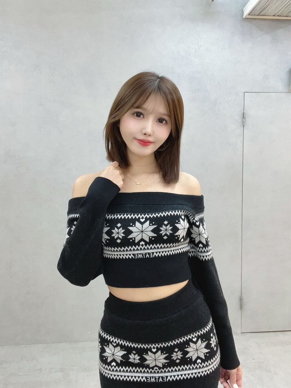 ブラック系のニット/セーター、ブラック系のスカート、ブラック系のブーツを着用したレディースの秋コーディネートの3枚目の写真