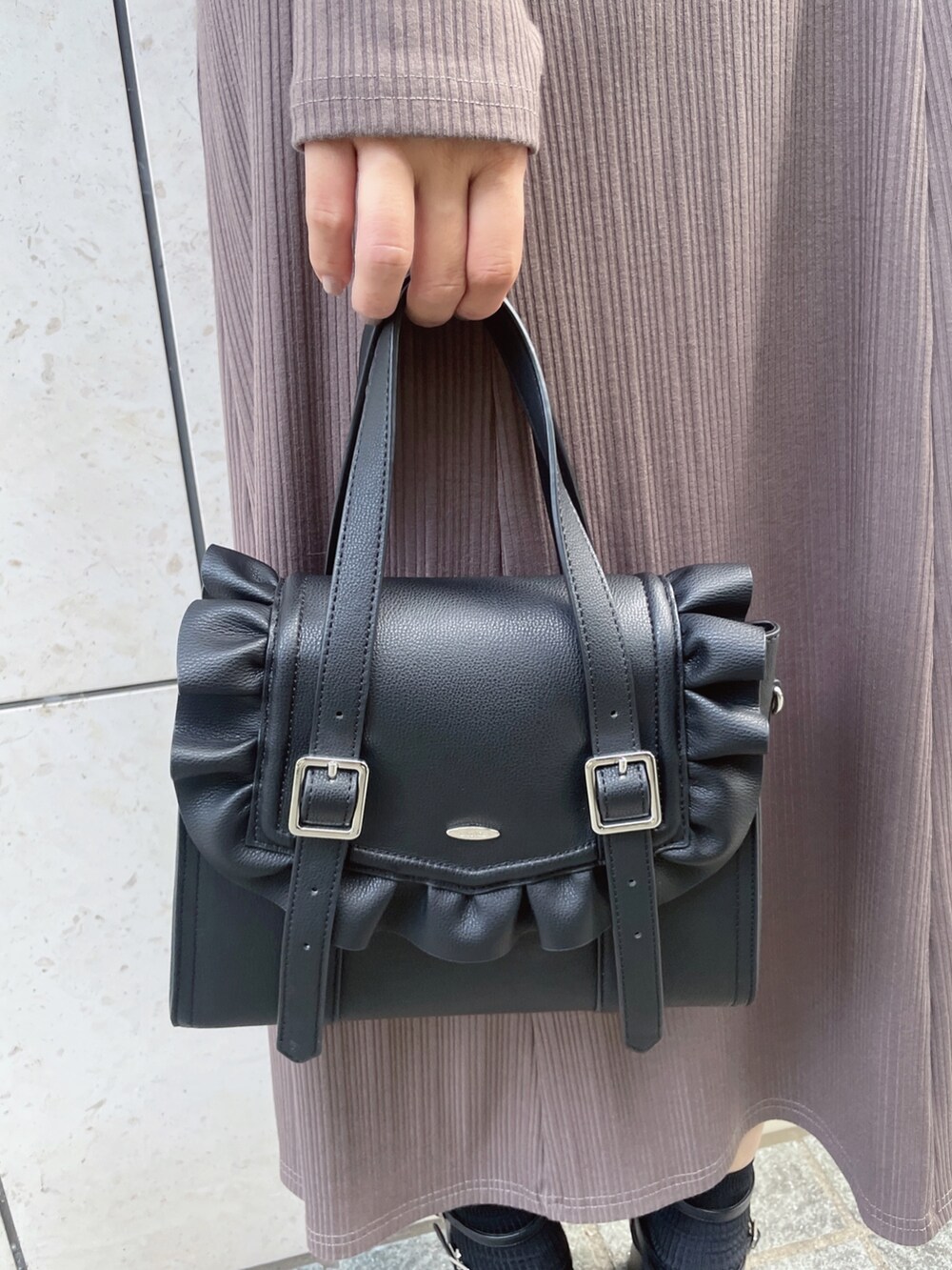 ブラウン系のワンピース、ブラック系のハンドバッグ、ブラック系のパンプスを着用したレディースの秋コーディネートの8枚目の写真