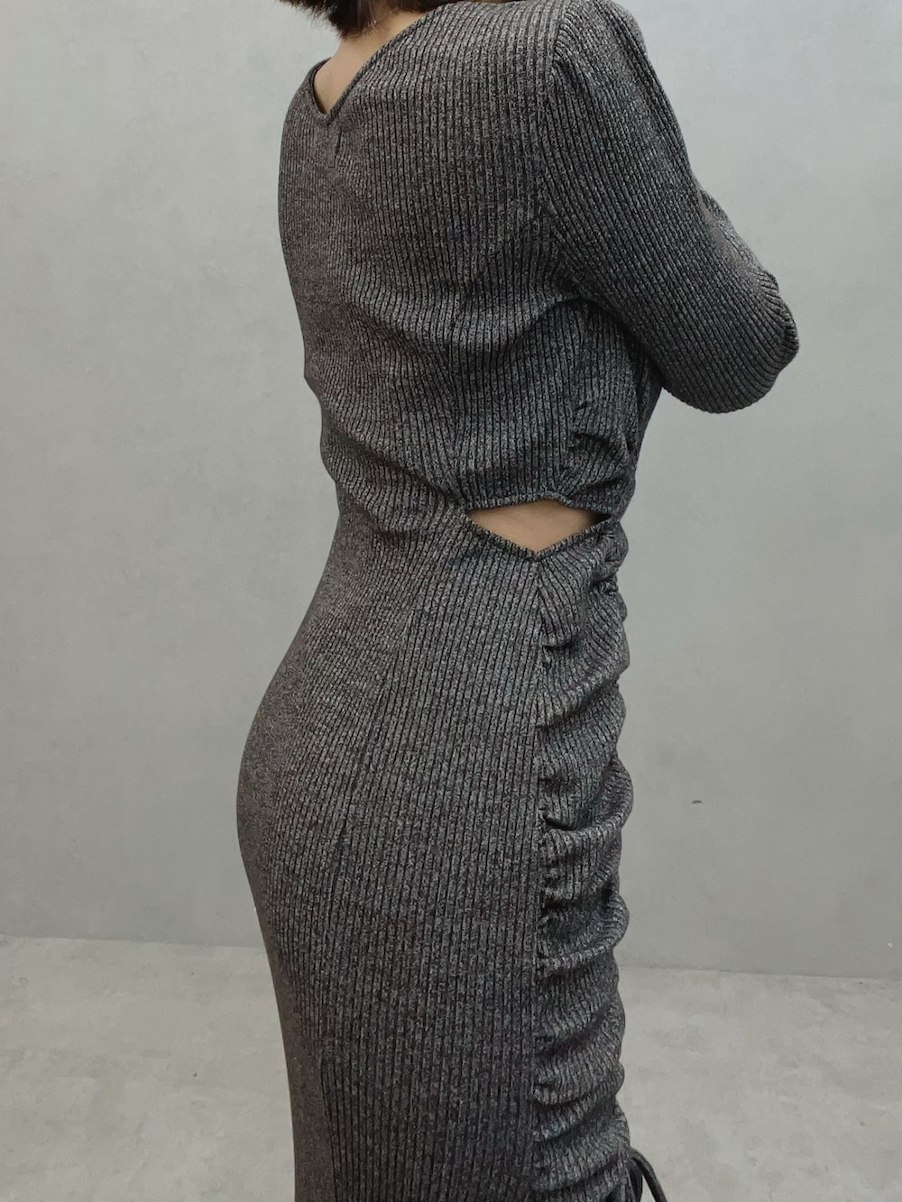 グレー系のワンピース、ブラック系のサンダルを着用したレディースの秋コーディネートの6枚目の写真