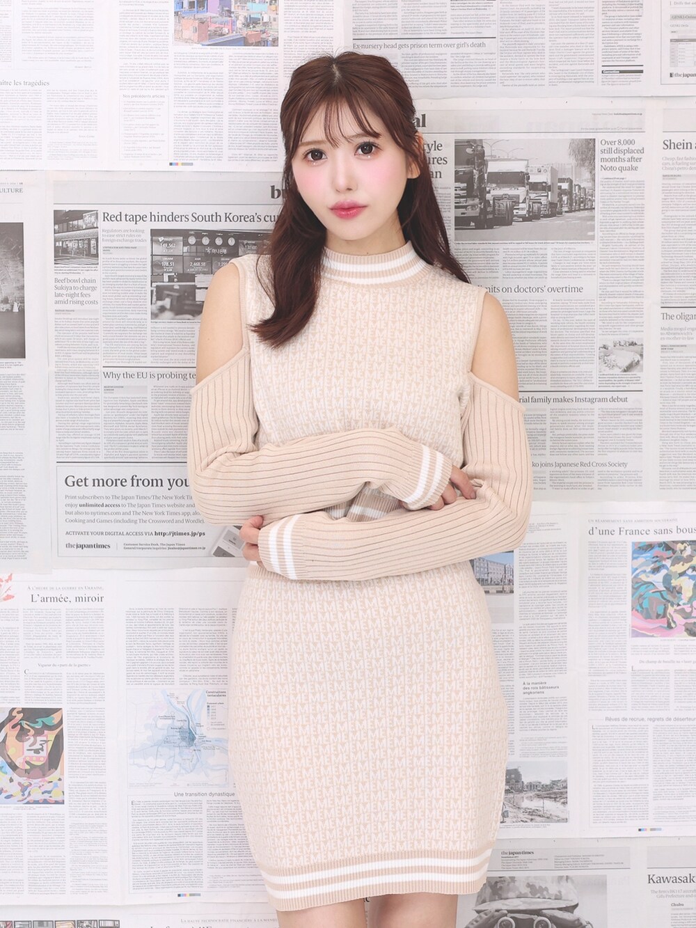 ベージュ系のニット/セーター、ベージュ系のスカートを着用したレディースの夏コーディネートの5枚目の写真