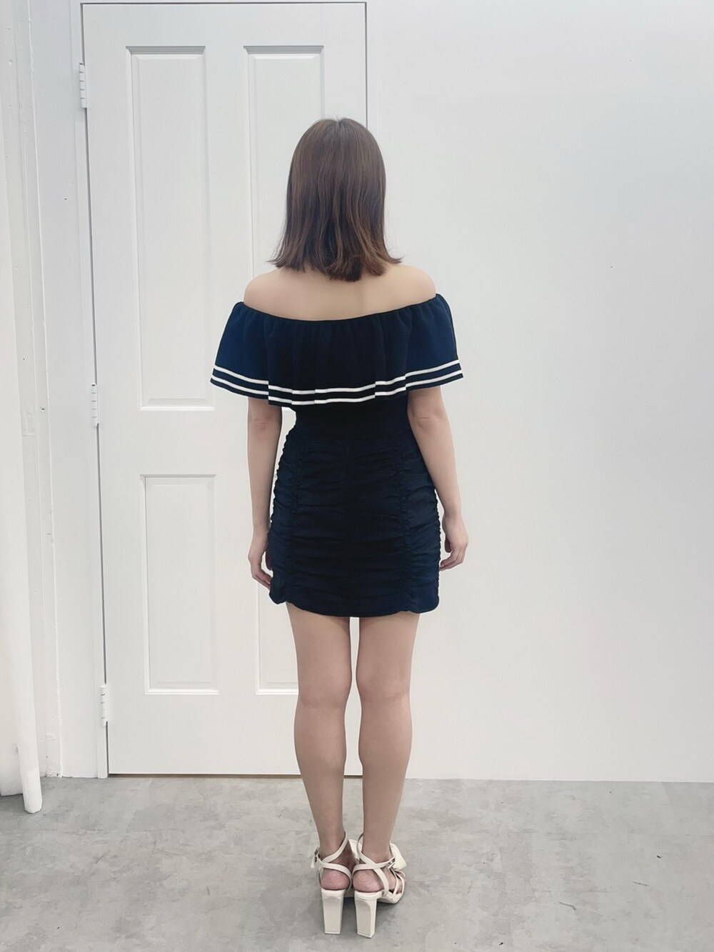 ブラック系のスカート、ブラック系のニット/セーターを着用したレディースの夏コーディネートの5枚目の写真