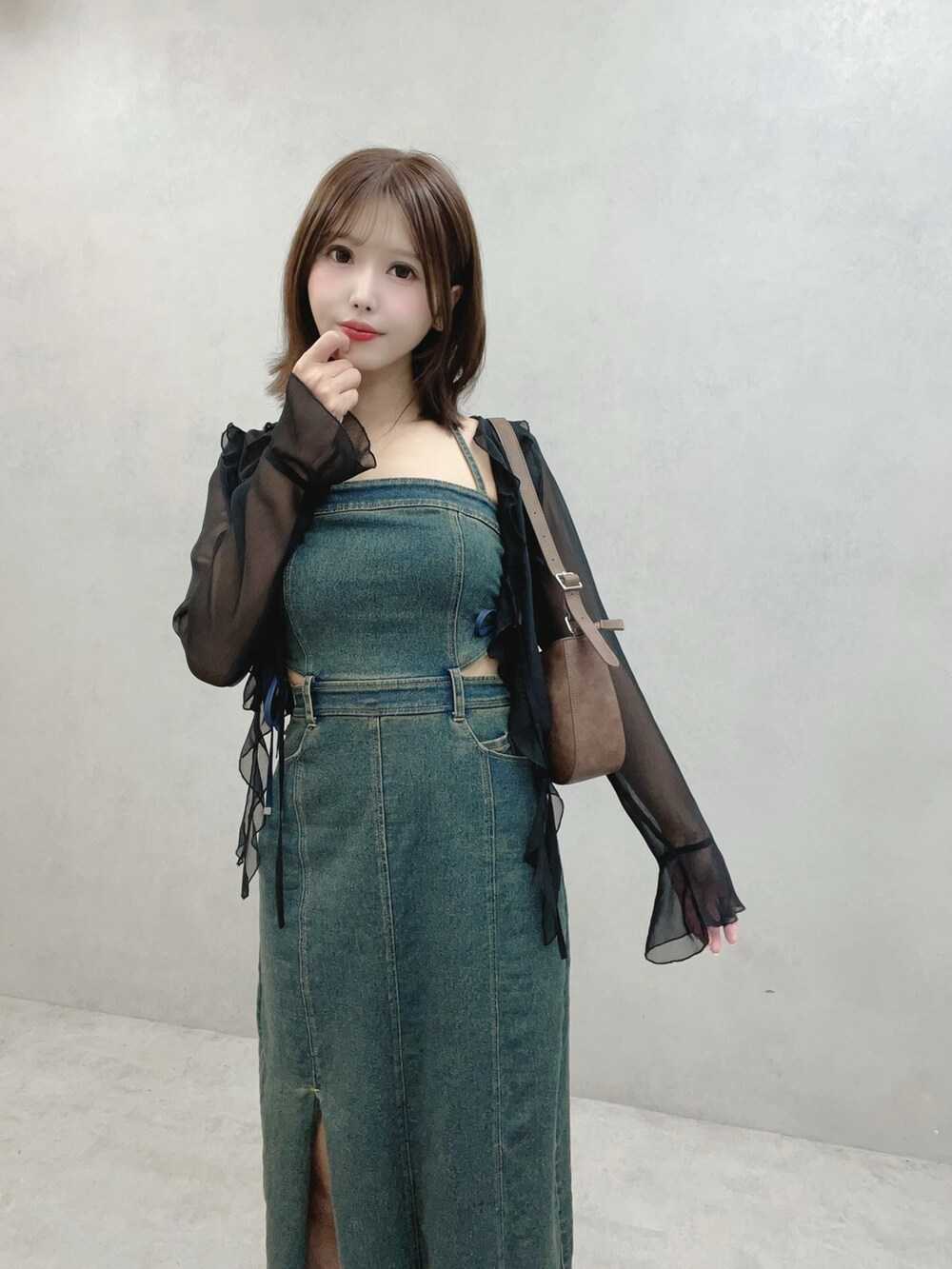 ブラック系のサンダル、ブルー系のワンピース、ブラウン系のショルダーバッグを着用したレディースの秋コーディネートの5枚目の写真