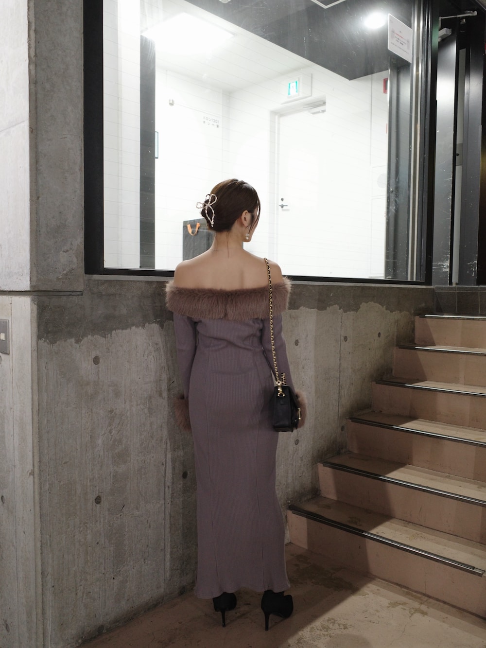 ブラウン系のワンピース、ブラック系のショルダーバッグ、ブラック系のブーツを着用したレディースの秋コーディネートの4枚目の写真