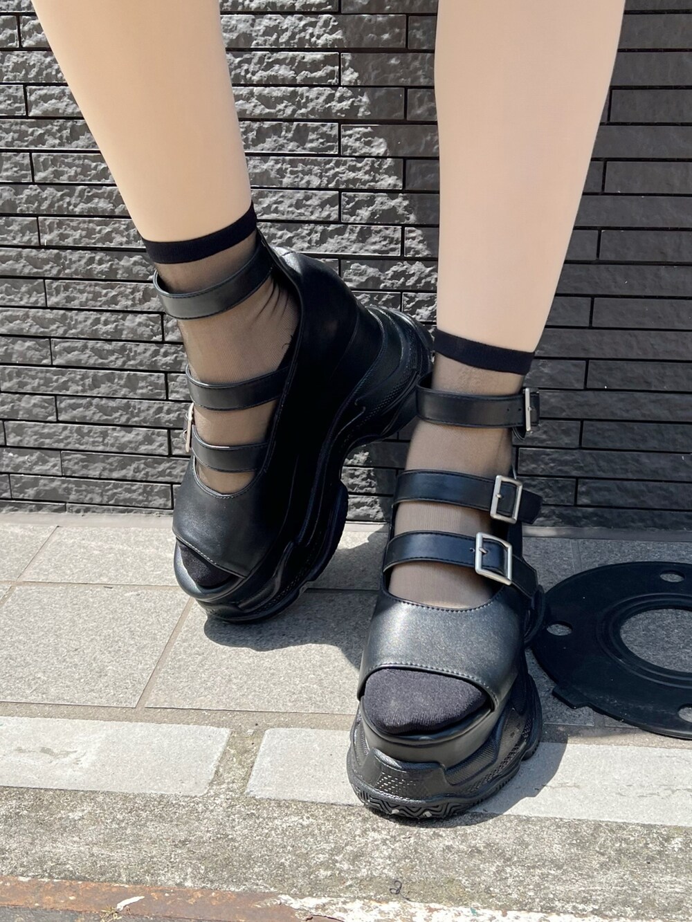 ブルー系のワンピース、ブラック系のサンダル、ブラック系のバレッタ/ヘアクリップを着用したレディースの春コーディネートの8枚目の写真