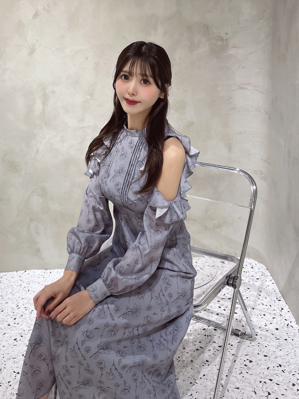 ブラック系のパンプス、ブルー系のワンピースを着用したレディースの冬コーディネートの10枚目の写真