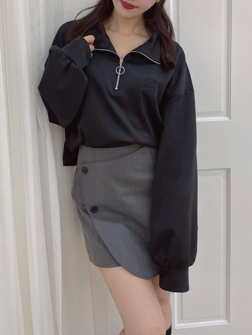 ブラック系のTシャツ/カットソーを着用したレディースの夏コーディネートの6枚目の写真