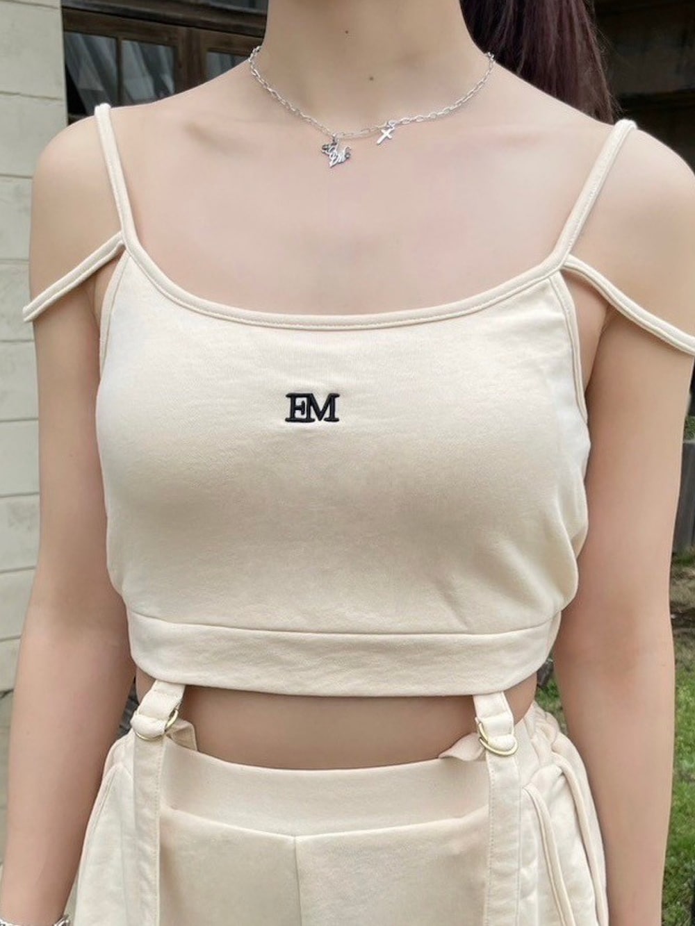 ブルー系のサンダル、イエロー系のつなぎ/オールインワン、シルバー系のブレスレットを着用したレディースの夏コーディネートの3枚目の写真