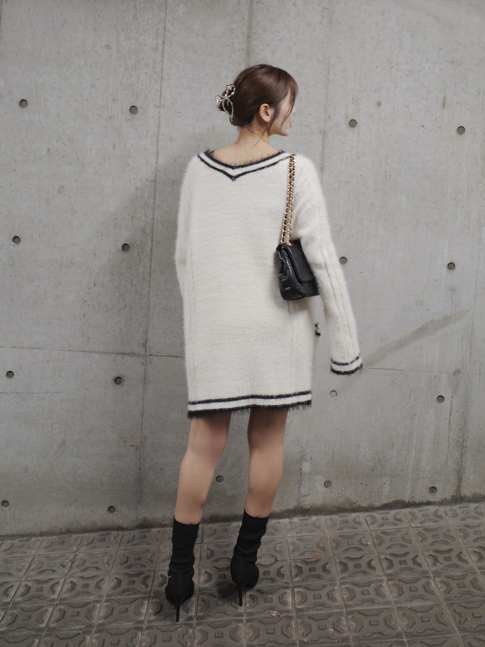 ホワイト系のワンピース、ブラック系のブーツ、ブラック系のハンドバッグを着用したレディースの秋コーディネートの7枚目の写真